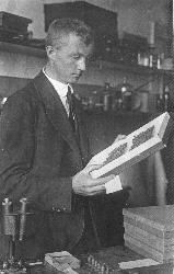 Ludwig Armbruster in seinem Laboratorium